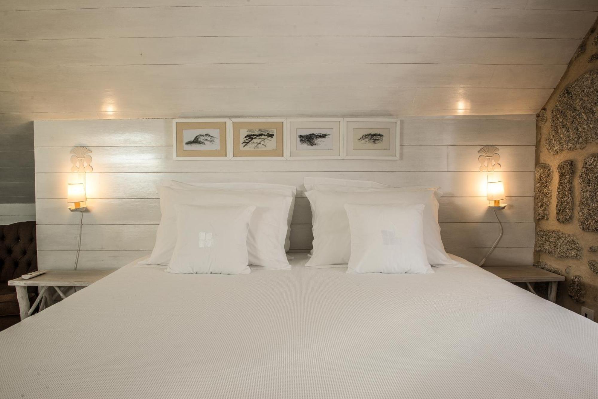 Casas Do Lupo Hotel เนลาช ภายนอก รูปภาพ