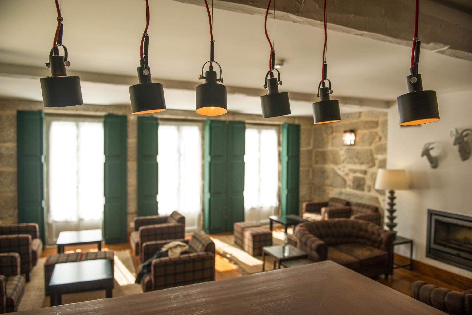Casas Do Lupo Hotel เนลาช ภายนอก รูปภาพ